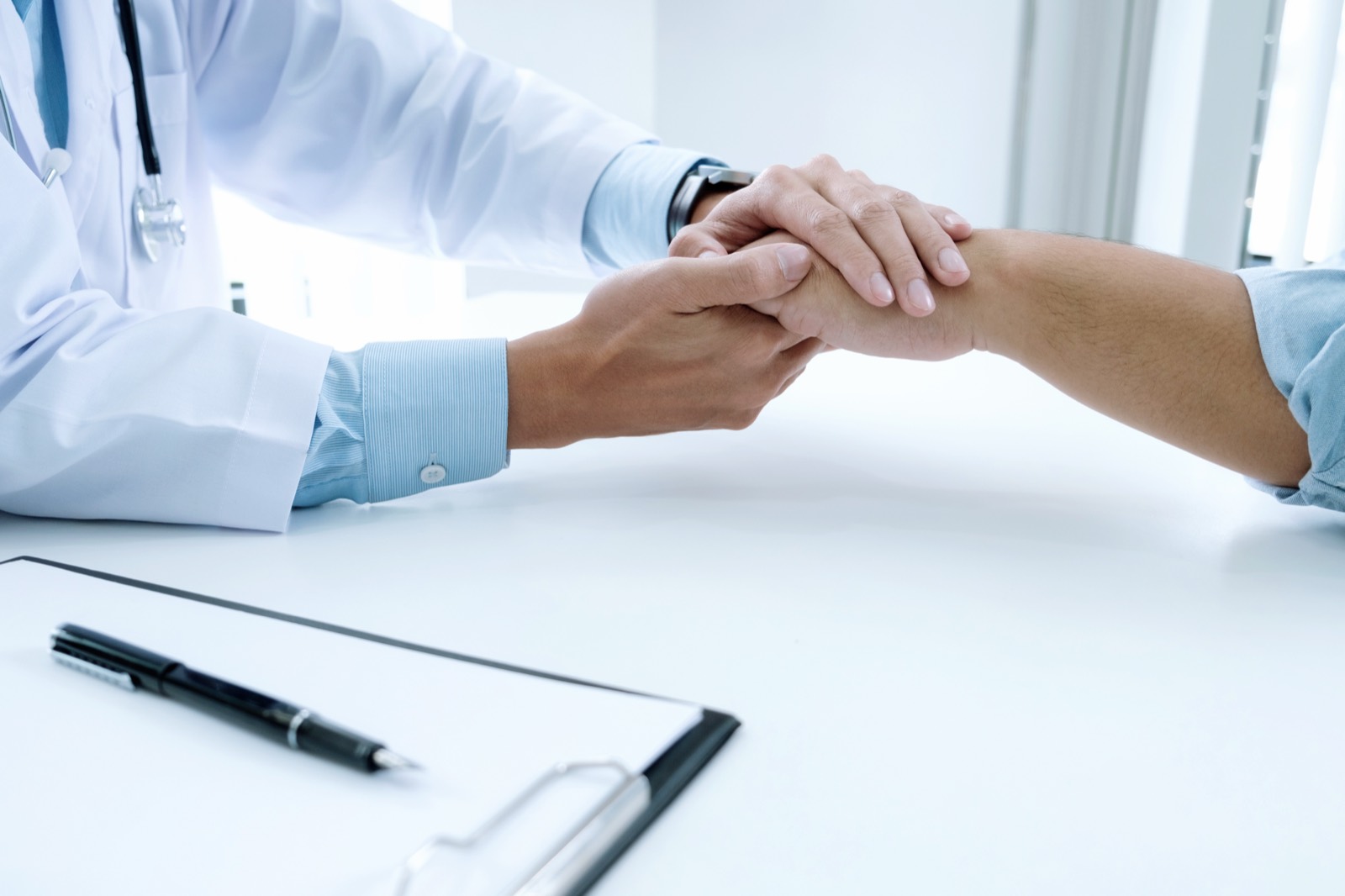 Medico che rassicura un paziente